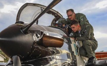 A aeronave foi pilotada pelo Cadete Aviador Hilton Maia Lourenço e a instrução foi conduzida pelo Tenente-Brigadeiro do Ar Ricardo Reis Tavares, Comandante-Geral do Pessoal da Aeronáutica - AFA/Cabo Mariscal