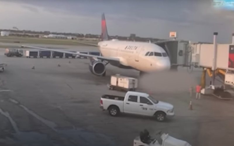 A aeronave estava em aproximação para um dos gates do aeroporto de San Antonio, quando houve o acidente - Reprodução/Redes Sociais