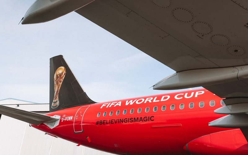 Um Airbus A320-200 estilizado está visitando os 32 países que participarão do torneio - Divulgação
