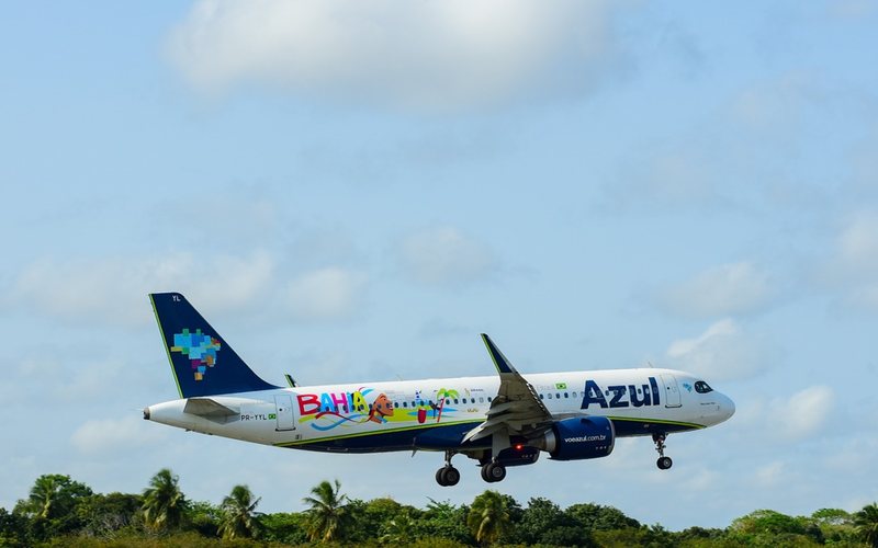 Um Airbus A320neo da companhia aérea recebeu adesivos alusivos a pontos turísticos da Bahia - Jefferson Peixoto