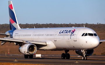 Airbus A321-200 da Latam no aeroporto internacional de Brasília - Inframerica