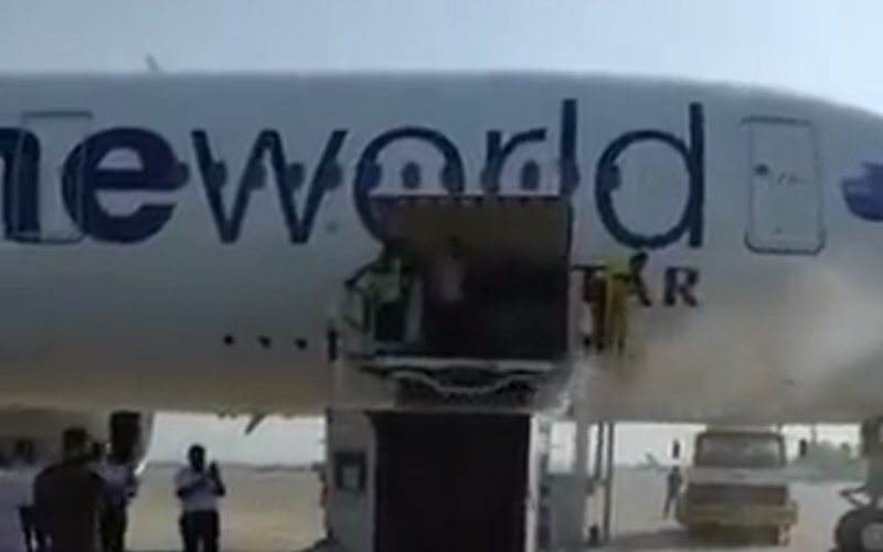 Avión en ruta de Nueva Delhi a Doha y tuvo que aterrizar en Karachi - Via Breaking Aviation News & Videos
