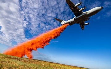 O A400M da Airbus equipado com sistema modular para combate a incêndios durante campanha de testes - Airbus