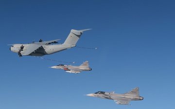 Imagem Gripen realiza voo de reabastecimento com o A400M