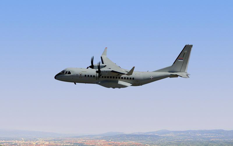 Aeronave turboélice pode desempenhar diversas missões como: Lançamento de paraquedistas, missões de busca e salvamento etc. - Airbus