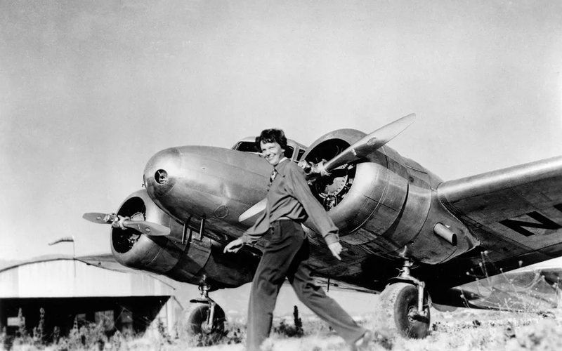 Amelia Earhart em frente ao seu Electra L-10