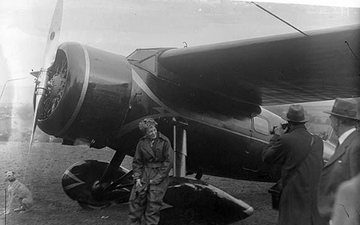 O voo de Ameria Earhart não apenas desbravou rotas aéreas, mas também abriu caminho para o futuro da aviação comercial - National Library of Ireland