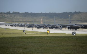 Imagem Marcha do elefante reúne KC-135, B-52 e drones Global Hawk