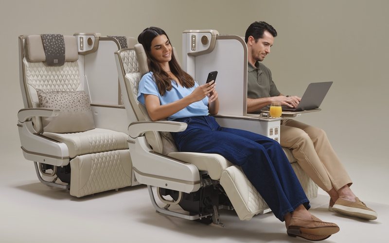 Novo assento da Emirates tem configuração 2-3-2, 20 polegadas de largura, até 39 polegadas de espaço entre fileiras, carregamento sem fio e tela 4K HDR de 13,3 polegadas - Emirates