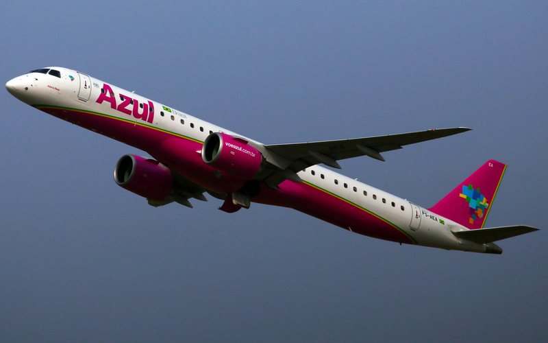 Embraer 195-E2 com pintura da campanha contra o câncer de mama - Luiz Neves