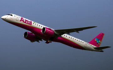 Embraer 195-E2 com pintura da campanha contra o câncer de mama - Luiz Neves