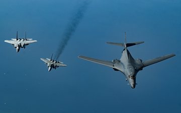 Imagem Bombardeiro dos EUA sobrevoa rotas marítimas do Oriente Médio