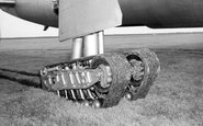 Trem de pouso tipo lagarta usa o mesmo princípio existente nos tratores e veículos de combate pesados, mas é inviável na aviação - USAF
