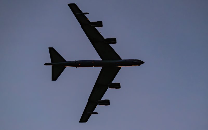 B-52 sobrevoam o Caribe durante ações de vigilância e ataque contra o tráfico na região - USAF