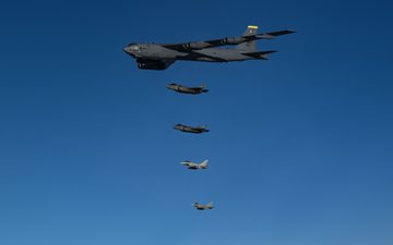 Bombardeiro B-52 Stratofortrees ainda é o punho de aço da força aérea dos EUA - Otan