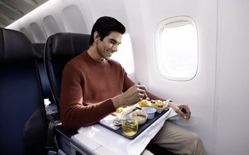 A premium economy oferece benefícios como mais espaço, refeições aprimoradas e embarque prioritário - Divulgação
