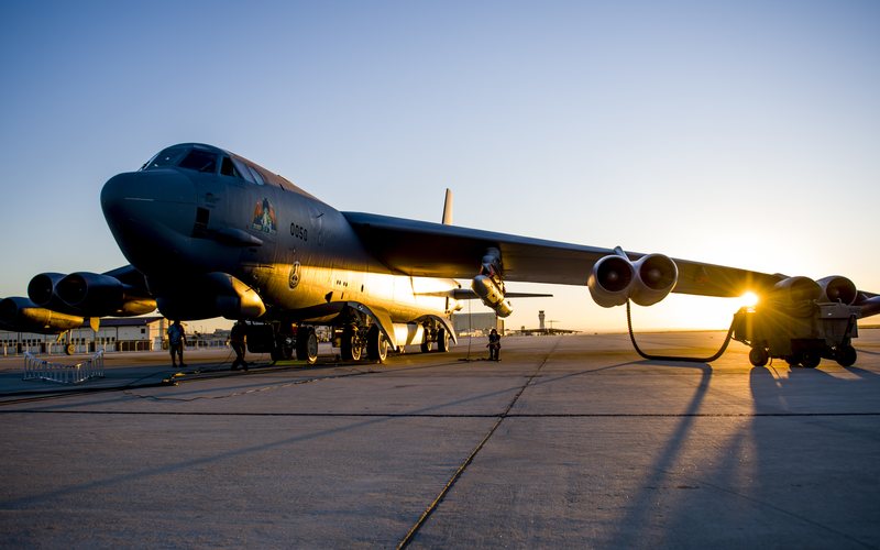 Bombardeiro B-52 pode transportar uma grande variedade de armamentos - USAF