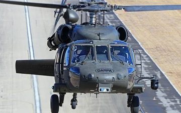 Imagem Clássico helicóptero militar faz voo sem piloto durante o teste
