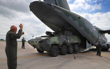 A aeronave é capaz de transportar os blindados Guarani e Astros II, do Exército Brasileiro - República Tcheca