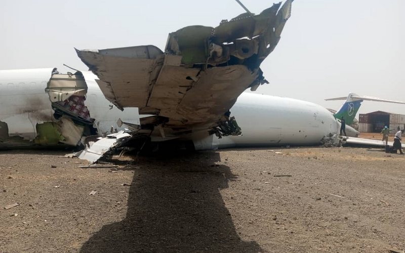 Cargueiro derrapou na pista durante pouso, parando somente ao colidir com destroços de outra aeronave acidentada - Redes Sociais