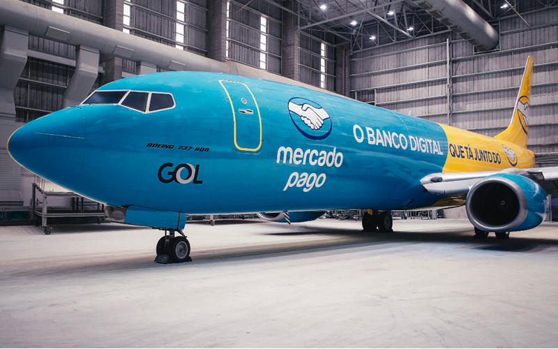 737-800BCF recebeu uma pintura especial em azul e amarelo em alusão ao banco digital do Mercado Livre - Gol