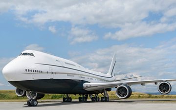 Modelos como o 747-8 BBJ se destacam, oferecendo um interior de 450 m², com características luxuosas e funcionais