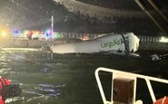 Boeing 747 cargueiro sai da pista e cai no mar na China
