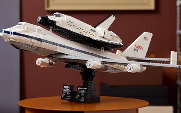 Novo conjunto Shuttle Carrier Aircraft (10360) recria a histórica apresentação do orbitador Enterprise sobre o 747 no Paris Air Show de 1983 - LEGO