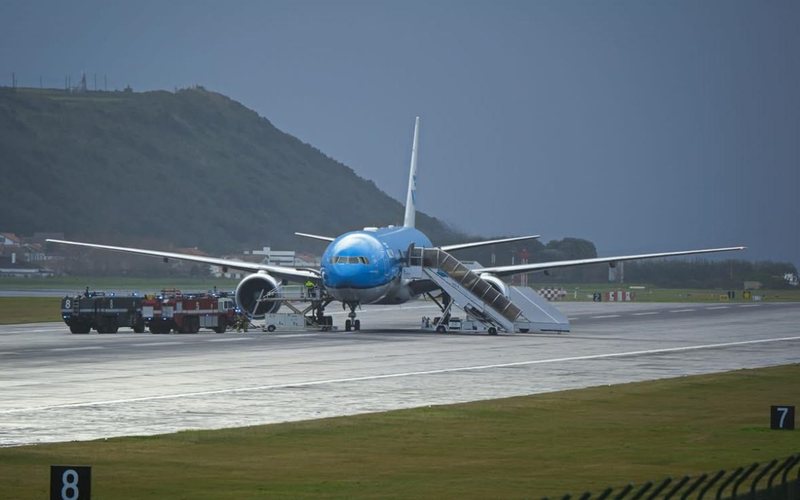 A aeronave pousou em segurança no aeroporto das Lajes, em Portugal - Redes Sociais