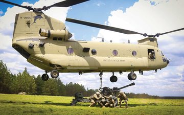 Chinook pode transportar cargas pesadas e tropas em operações de logística - Divulgação
