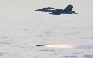 Imagem Sucesso no teste de moderno míssil lançado por um caça F/A-18 Super Hornet