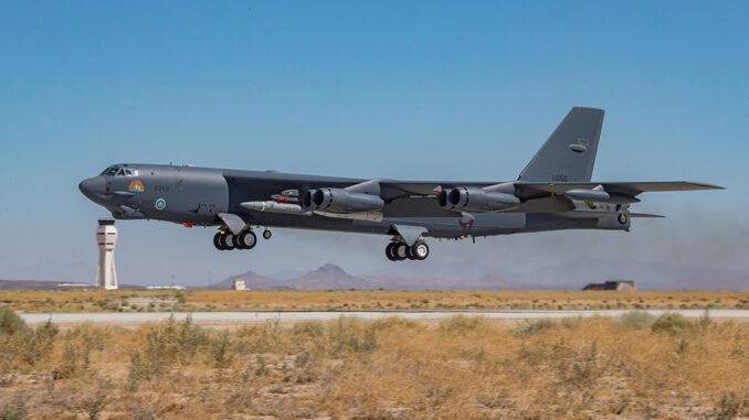 Bombardeiro B-52H pode transportar armas basicamente todo o arsenal de mísseis e bombas dos EUA - USAF