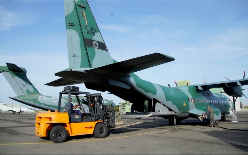 Outras aeronaves como helicópteros H-60L e o KC-390 estão na missão humanitária - FAB