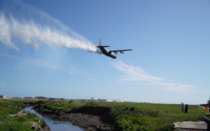 Equipes e equipamentos foram mobilizados para auxiliar no combate aos incêndios florestais no condado de Los Angeles - Staff Sgt. Michelle Ulber