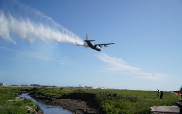 Equipes e equipamentos foram mobilizados para auxiliar no combate aos incêndios florestais no condado de Los Angeles - Staff Sgt. Michelle Ulber