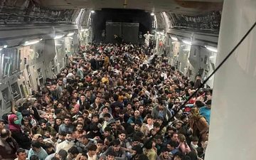 Imagem C-17 partiu do Afeganistão com 823 pessoas a bordo
