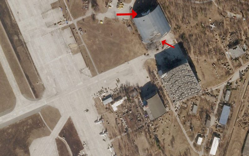 Note cauda do An-225 visível na parte posterior do hangar que está com a estrutura relativamente intacta - Planet Labs