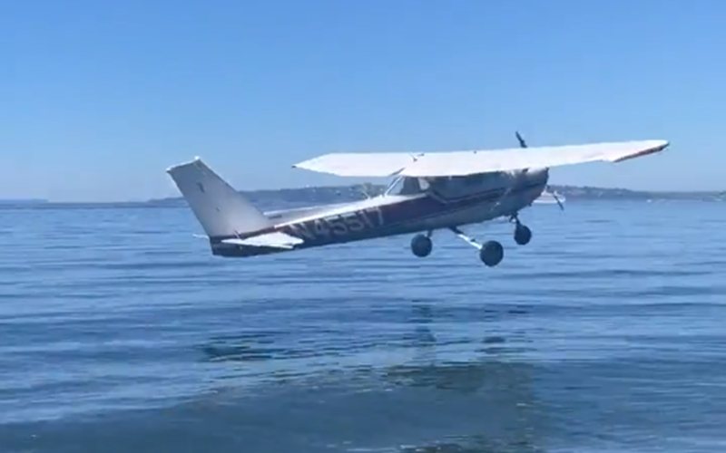 El piloto salió ileso de la aeronave e incluso ayudó a las autoridades a sacarla del agua - Reproducción/Redes Sociales