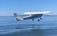 O piloto saiu ileso da aeronave e ainda ajudou autoridades a retirá-la da água - Reprodução/Redes Sociais