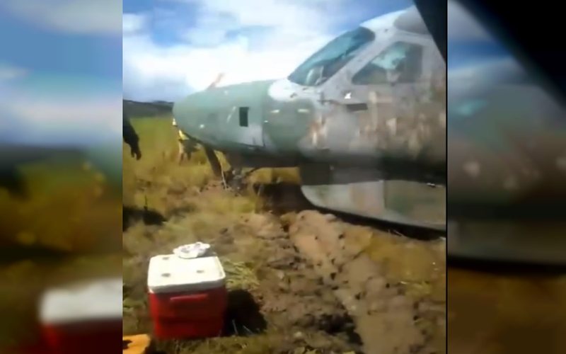 Avião da FAB ficou atolado na lama após o pouso - Reprodução/Redes Sociais