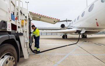 Países da União Europeia devem exigir uso de porcentagem mínima de SAF em todos os voos