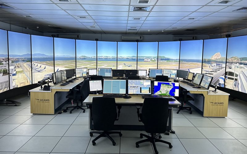 Contrato de modernização permite a melhora do treinamento de controladores de tráfego aéreo, replicando com precisão as operações das torres de controle. - Decea