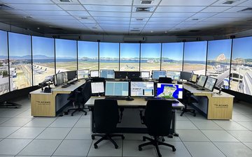 Contrato de modernização permite a melhora do treinamento de controladores de tráfego aéreo, replicando com precisão as operações das torres de controle. - Decea