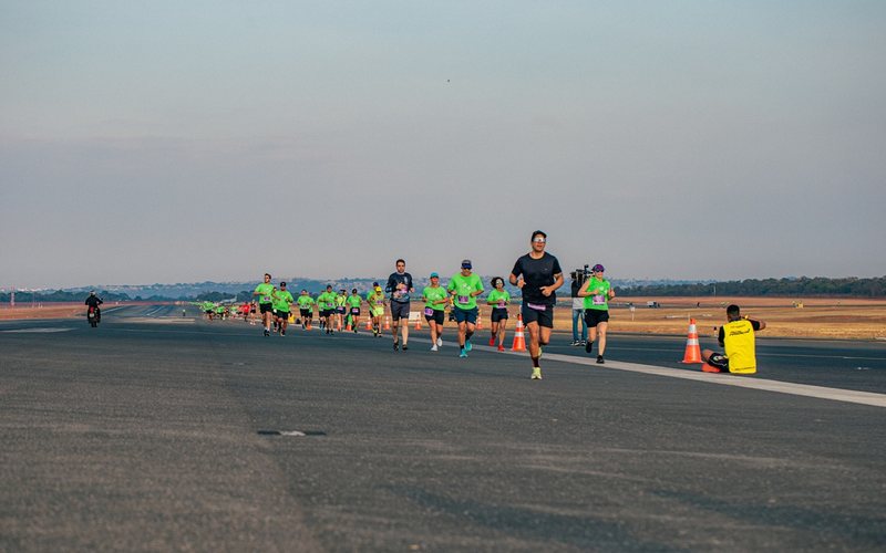 Flying Run CAIXA Sunset BSB terá 3.000 atletas na pista do aeroporto de Brasília, com largada ao pôr do sol e festa de encerramento aberta ao público - Flying Run CAIXA Sunset