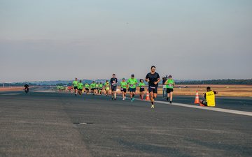 Flying Run CAIXA Sunset BSB terá 3.000 atletas na pista do aeroporto de Brasília, com largada ao pôr do sol e festa de encerramento aberta ao público - Flying Run CAIXA Sunset