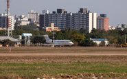 Primeiros aviões decolam de Porto Alegre
