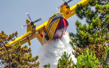 Em um único dia um CL-415 conseguiu despejar 1.200 toneladas de água em um incêndio florestal na Itália - Divulgação