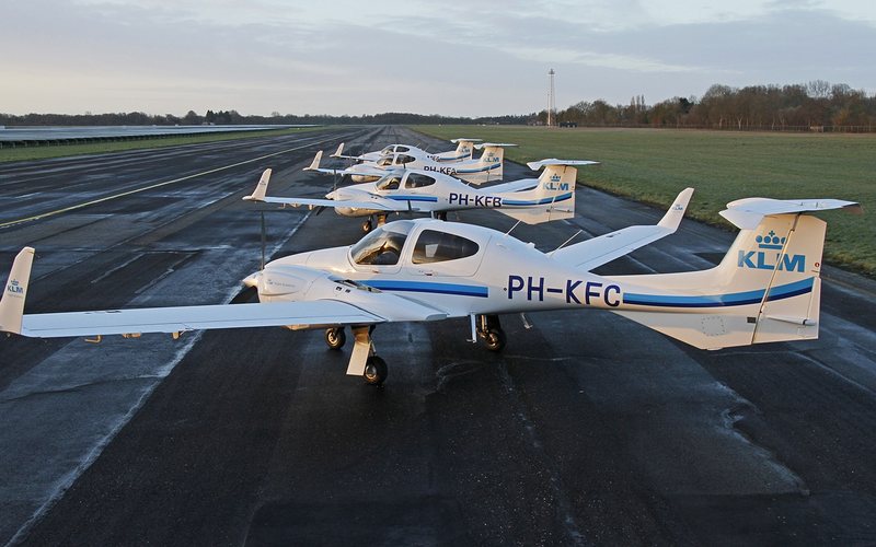 Serão 12 monomotores do modelo DA40NG e dois multimotores DA42-VI - KLM Flight Academy