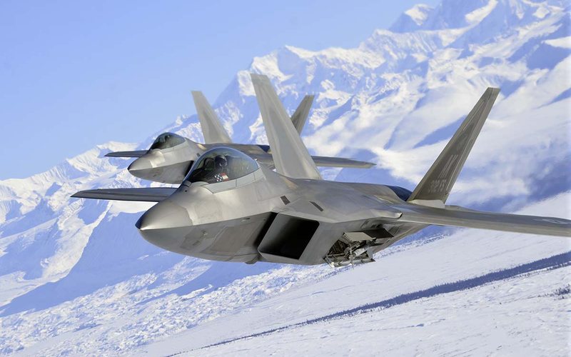 Força Aérea dos EUA inicia integração do F-22 com drones de combate - USAF
