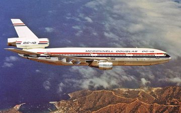Projetado como trijato para cumprir regras que limitavam os bimotores, o DC-10 ajudou a abrir caminho para os grandes jatos de longo alcance - Boeing